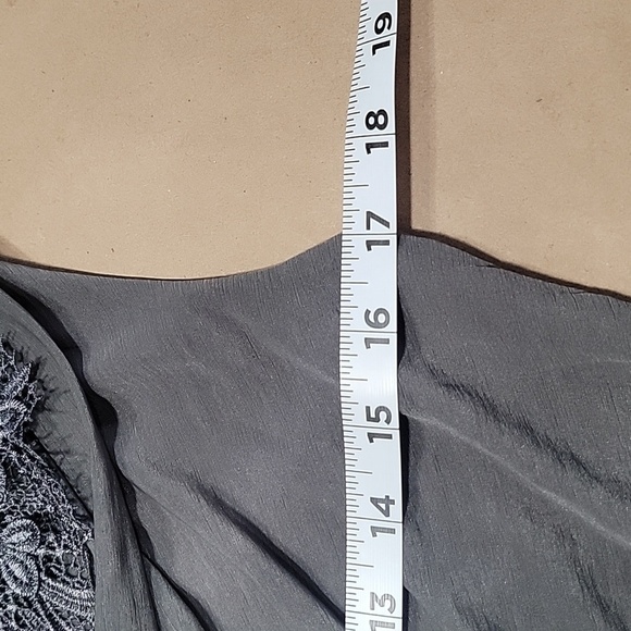 H&M Size M Gray 'To The Shoulder' Blouse with Floral Applique, NWOT - Picture 9 of 13